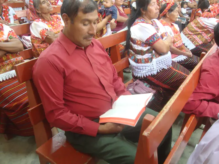 Si'le'n Yol Kataj le kayol /Leyendo la Biblia en Awakateko