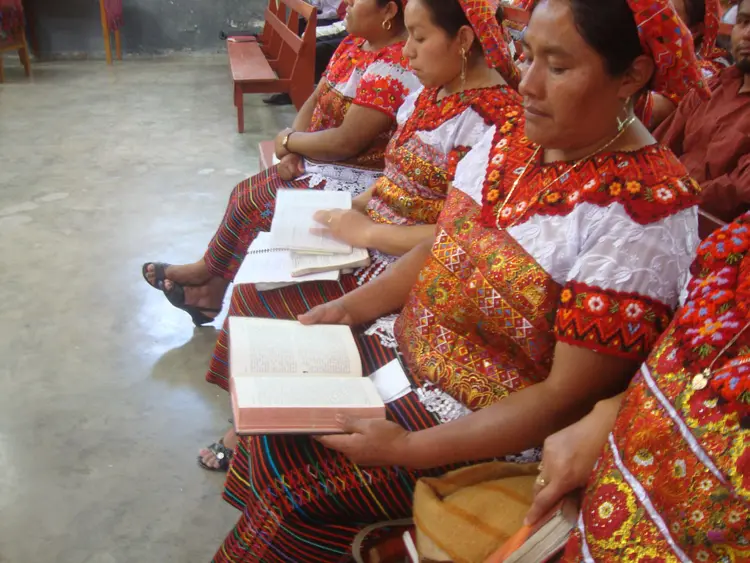 Si'le'n Yol Kataj le kayol /Leyendo la Biblia en Awakateko