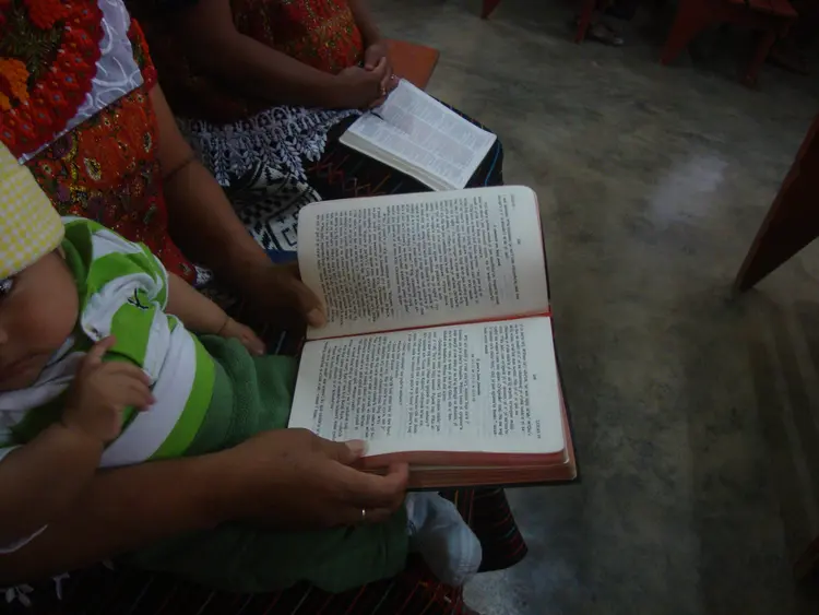 Si'le'n Yol Kataj le kayol /Leyendo la Biblia en Awakateko